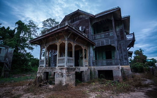Vacant, crumbling house 
