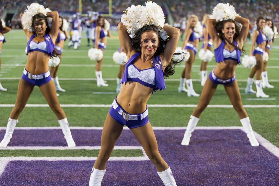 Minnesota Vikings Cheerleaders Stay Warm This Season with New OUTDOOR  Uniforms!