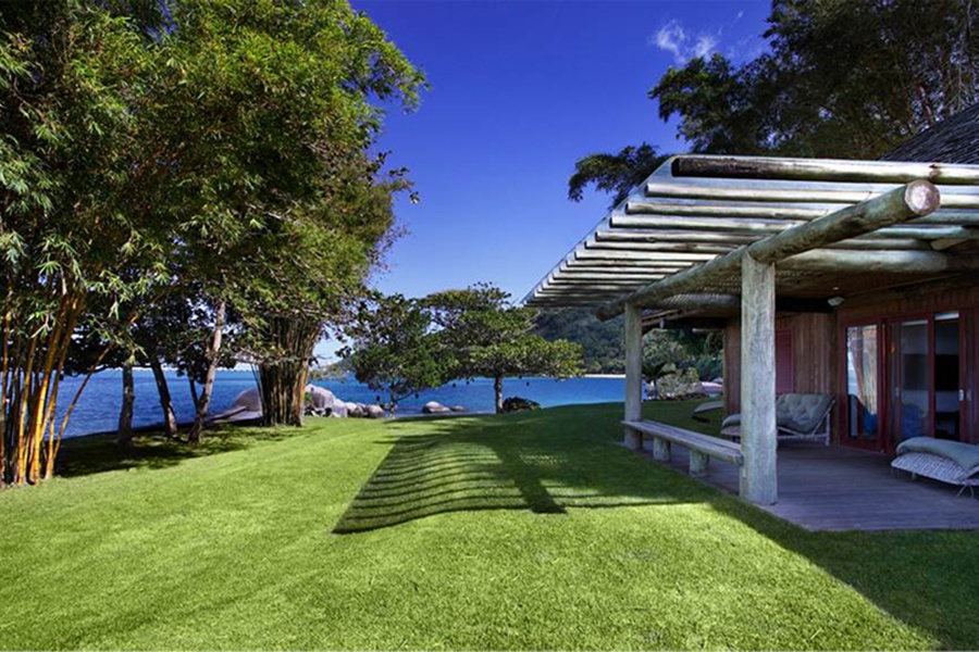 Mid-century modern furnishings and International Style architecture lend this beach house an authentically hip air. Mid-century modern furnishings and International Style architecture lend this beach house an authentically hip air.