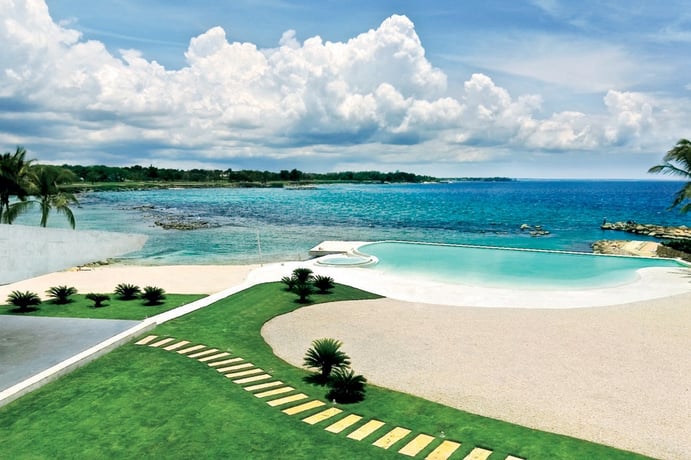 The private beach of this contemporary dwelling offers tranquility within Casa de Campo, a resort known for its world-class golf and impressive marina. The private beach of this contemporary dwelling offers tranquility within Casa de Campo, a resort known for its world-class golf and impressive marina.