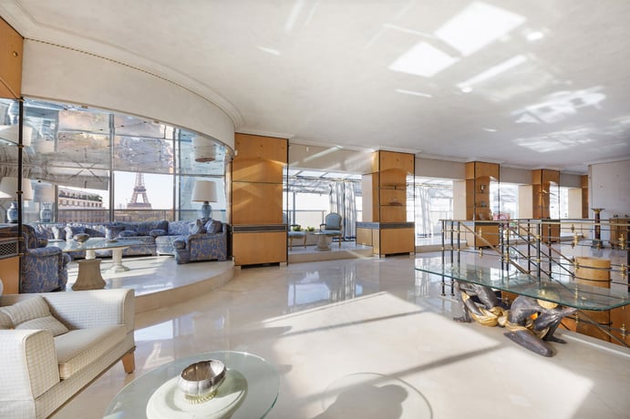 This contemporary apartment overlooks the shimmering lights of Paris by night and the show-stopping creations of designers such as Bulgari and Christian Dior by day.