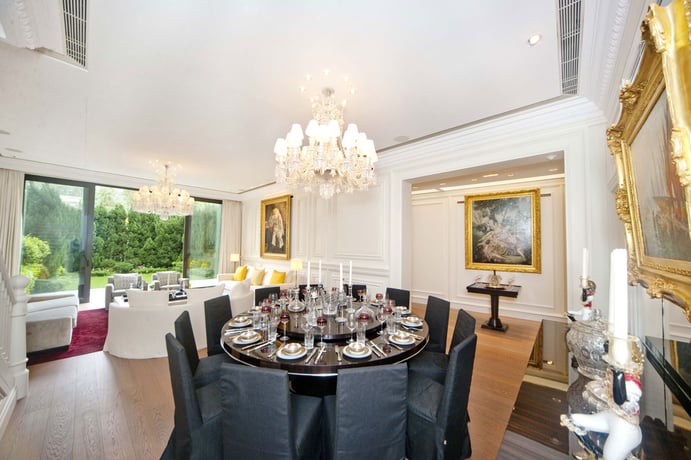 In Hong Kong, this brand-new garden house enjoys a serene location in Shouson Hill, and comes with full furnishings and chic interior décor. In Hong Kong, this brand-new garden house enjoys a serene location in Shouson Hill, and comes with full furnishings and chic interior décor.