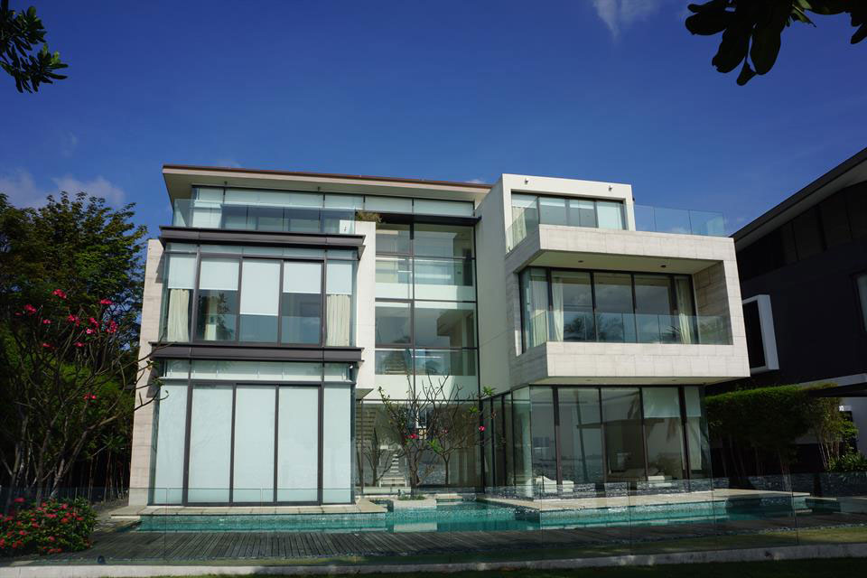 On Sentosa Island in Singapore, No. 227 Ocean Drive is a contemporary bungalow in a scenic waterfront setting with unfettered sea views. On Sentosa Island in Singapore, No. 227 Ocean Drive is a contemporary bungalow in a scenic waterfront setting with unfettered sea views.