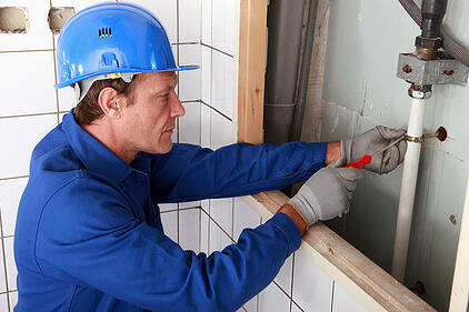 photodune-3934969-plumber-working-on-water-pipes-xs