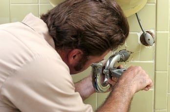 tightening-plumbing-pipe-xs