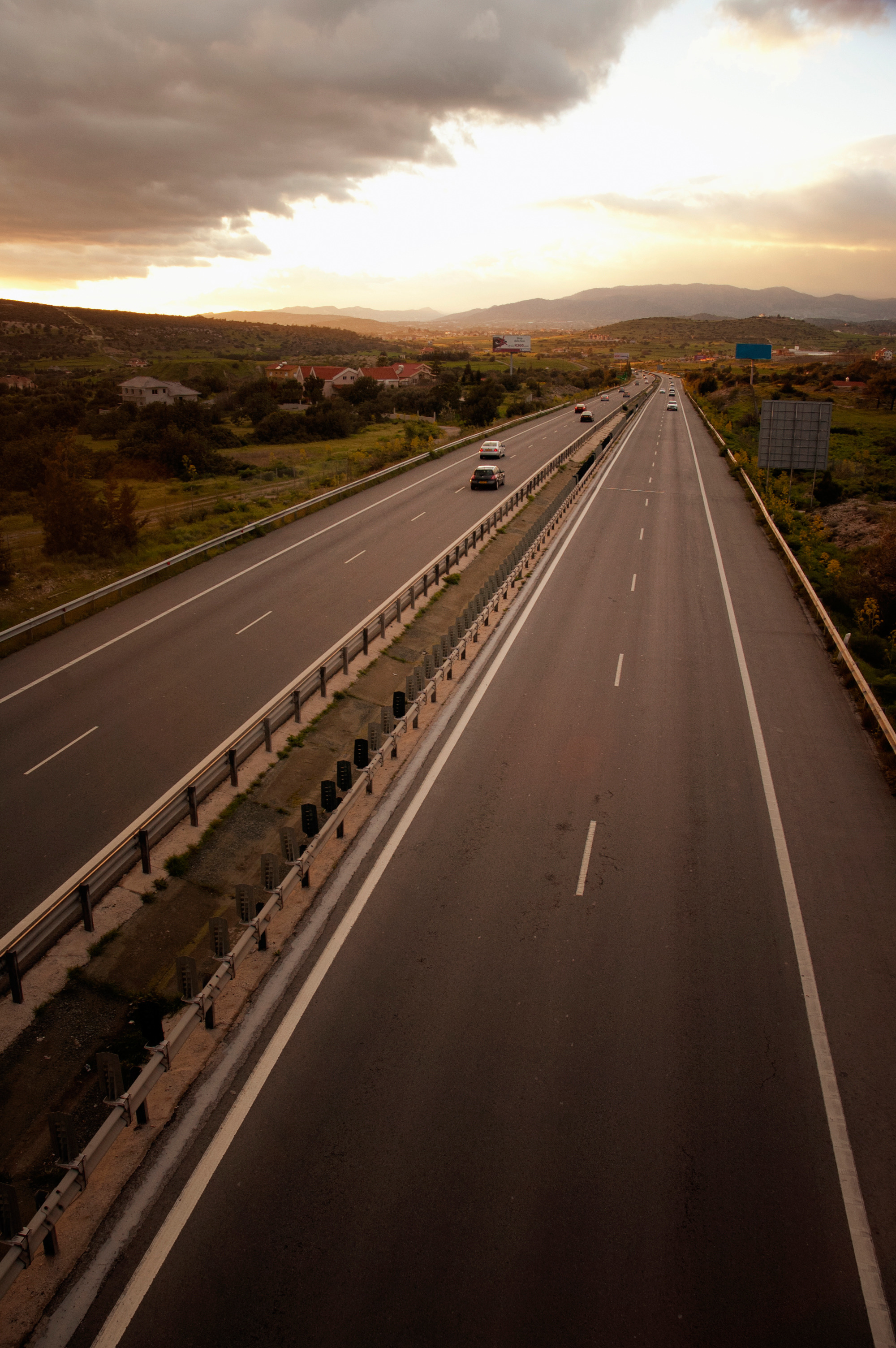 road-and-the-cloudy-sunset-sky_G1Wt-sRO