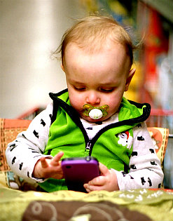 baby and smartphone3