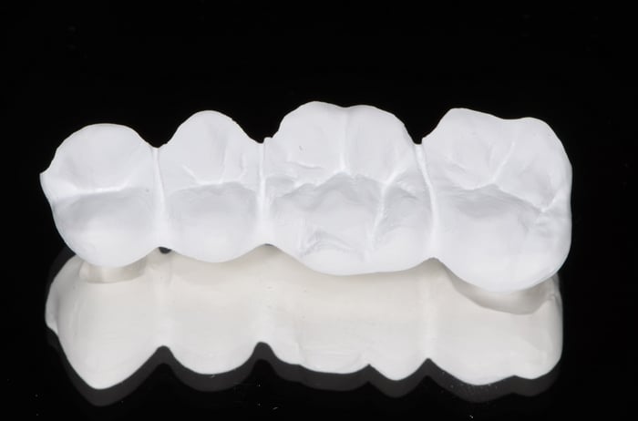 Qu'est-ce que les prothésistes dentaires peuvent apprendre des chirurgiens-dentistes ?