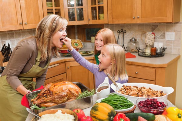 family-cooking-thanksgiving-dinner