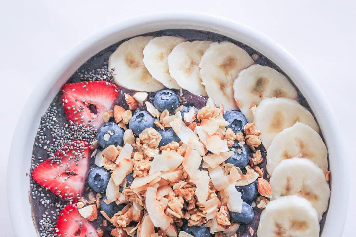 Vegan-Berry-Green-Smoothie-Bowls-with-fruit-and-granola