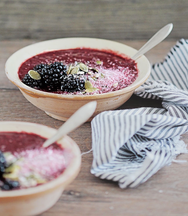 Blackberry-Coconut-Smoothie-Bowl