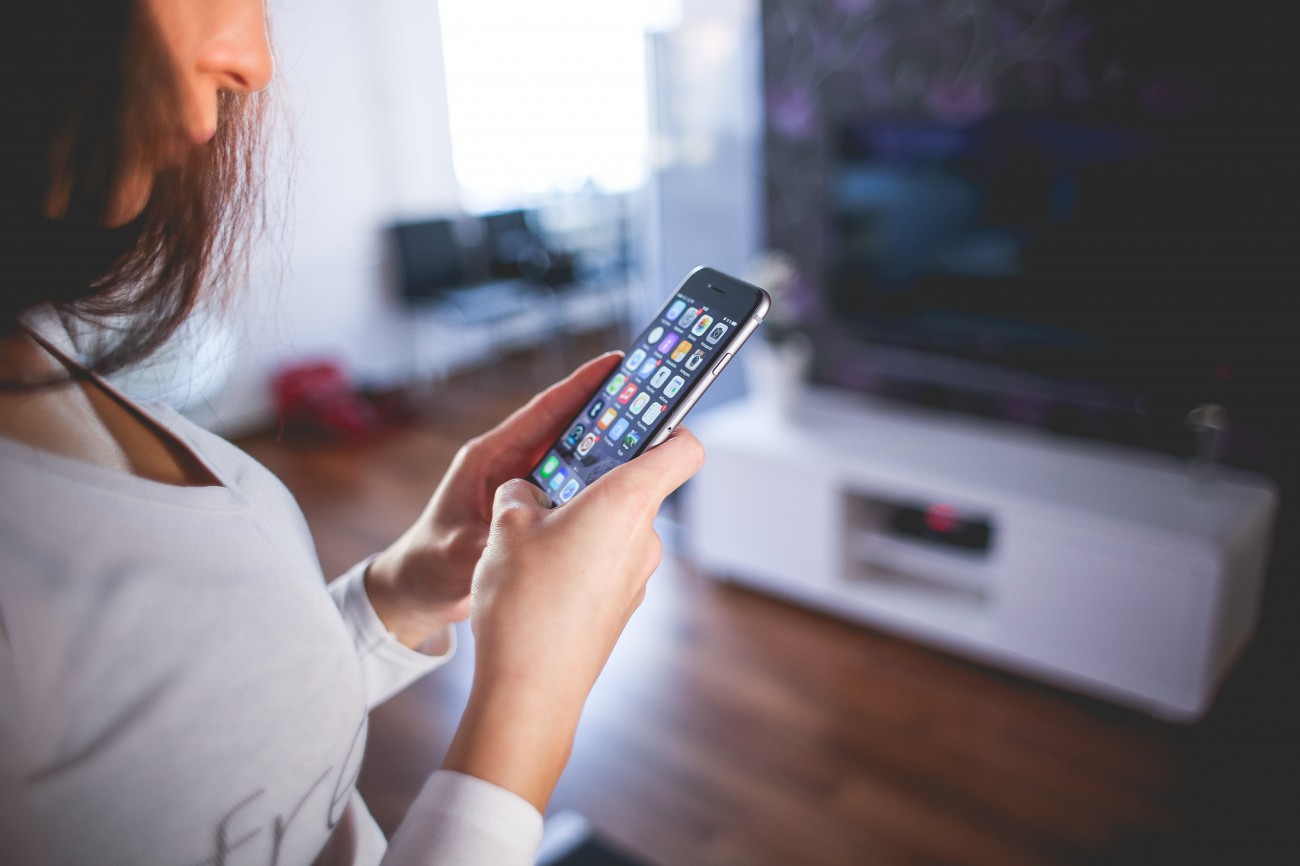 Girl_on_smart_phone