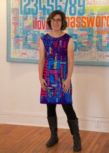 Лорри Крэйнор представляет ее знаменитое платье Пароль на фоне  "Одеяла Безопасности" 