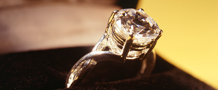 Misbruik Punt Ciro The Engagement Ring Story: How De Beers Created a Multi-Billion Dollar  Industry From the Ground Up