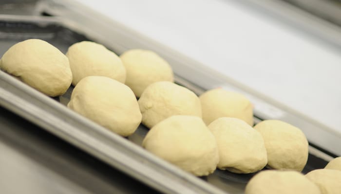 3 Unmistakable Signs That Pizzerias Should Stop Mixing Their Own Dough