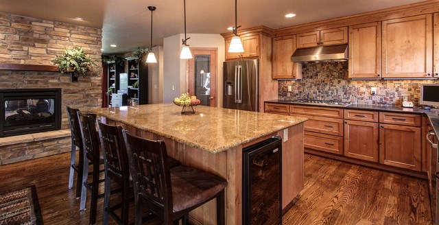kitchen_and_fireplace_2.jpg kitchen_and_fireplace_2.jpg