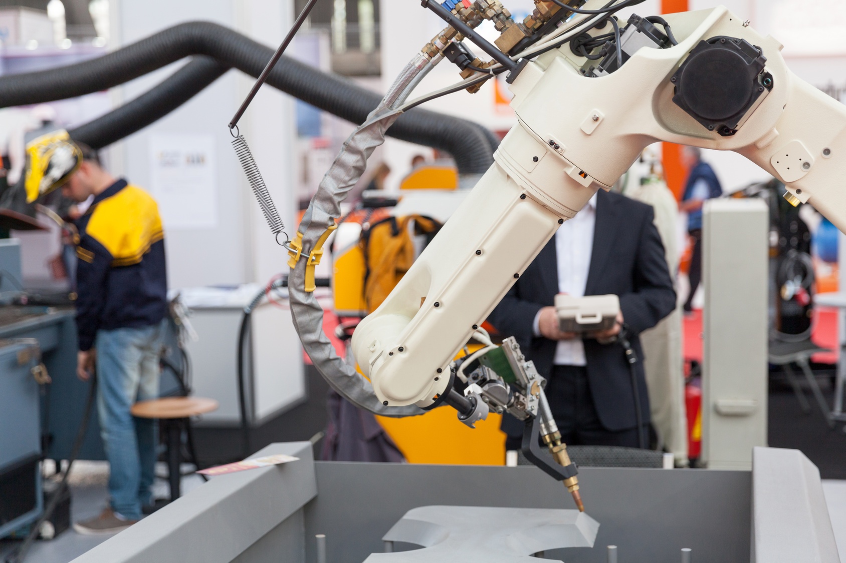 industries that use robots in manufacturing