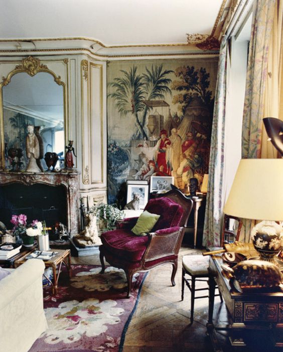 An Aubusson rug with a purple background allows you to create a romantic atmosphere as in the living room of Schiaparelli's Paris apartment.