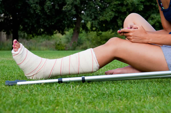 using crutches with sports medicine braces and supports