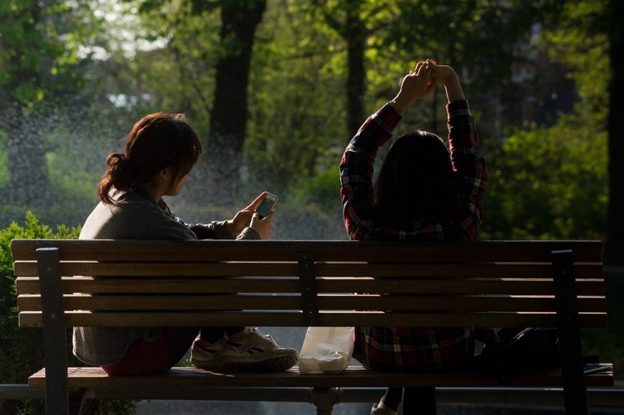 bench-people-smartphone.jpg