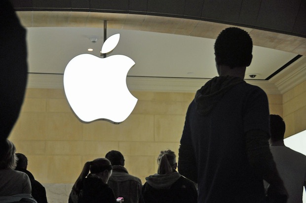 Apple_store_silhouettes