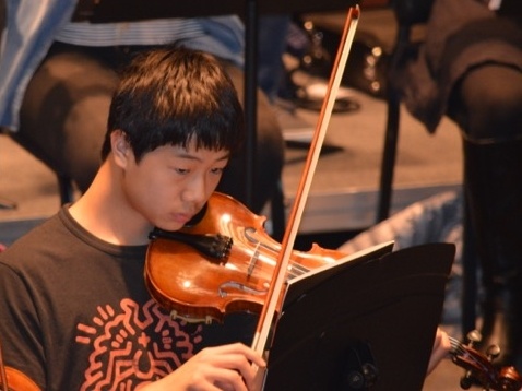 A violinist rehearses in Loudoun Symphony Youth Orchestra (LSYO)