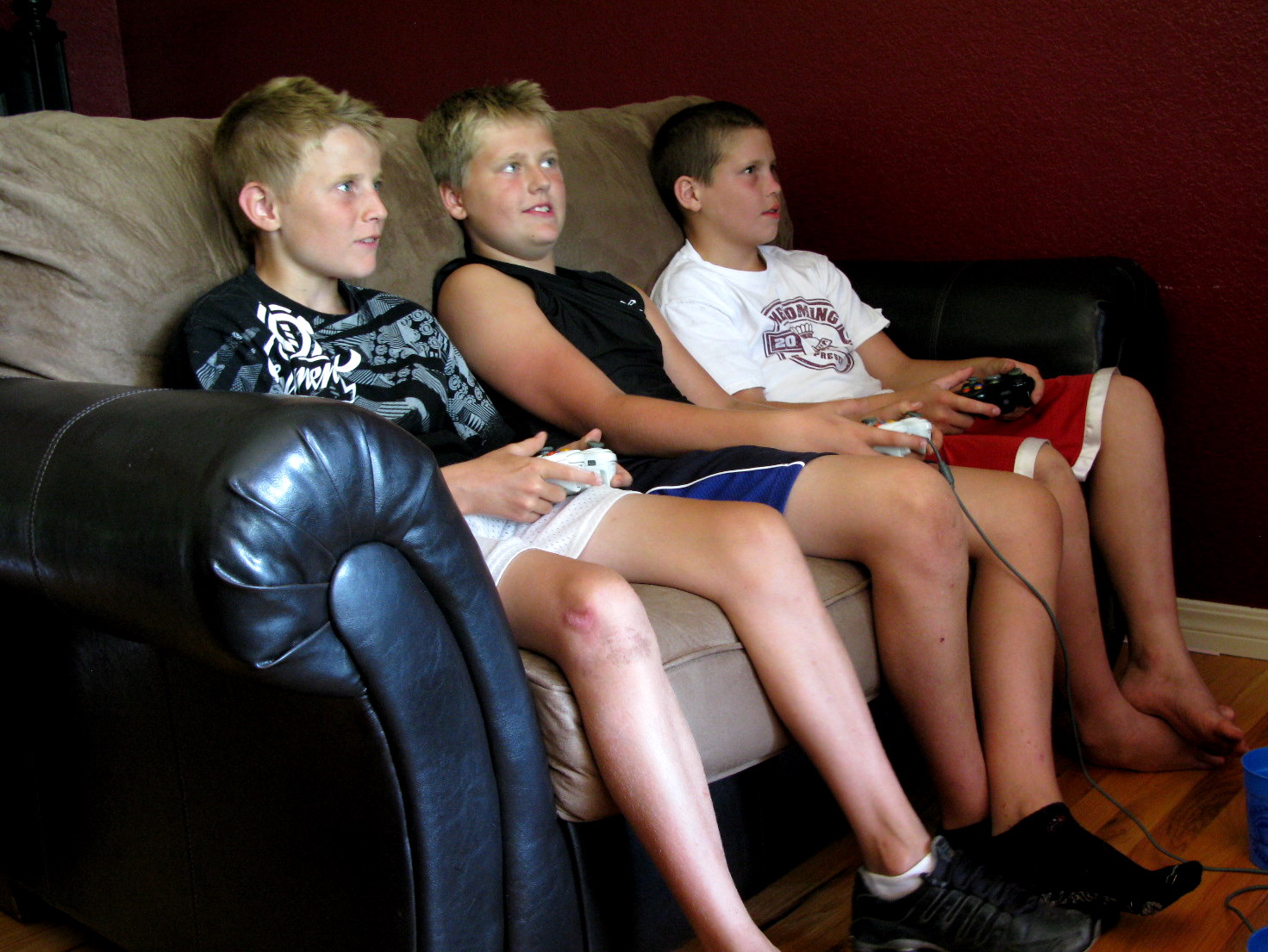 teenage boys video game sleep