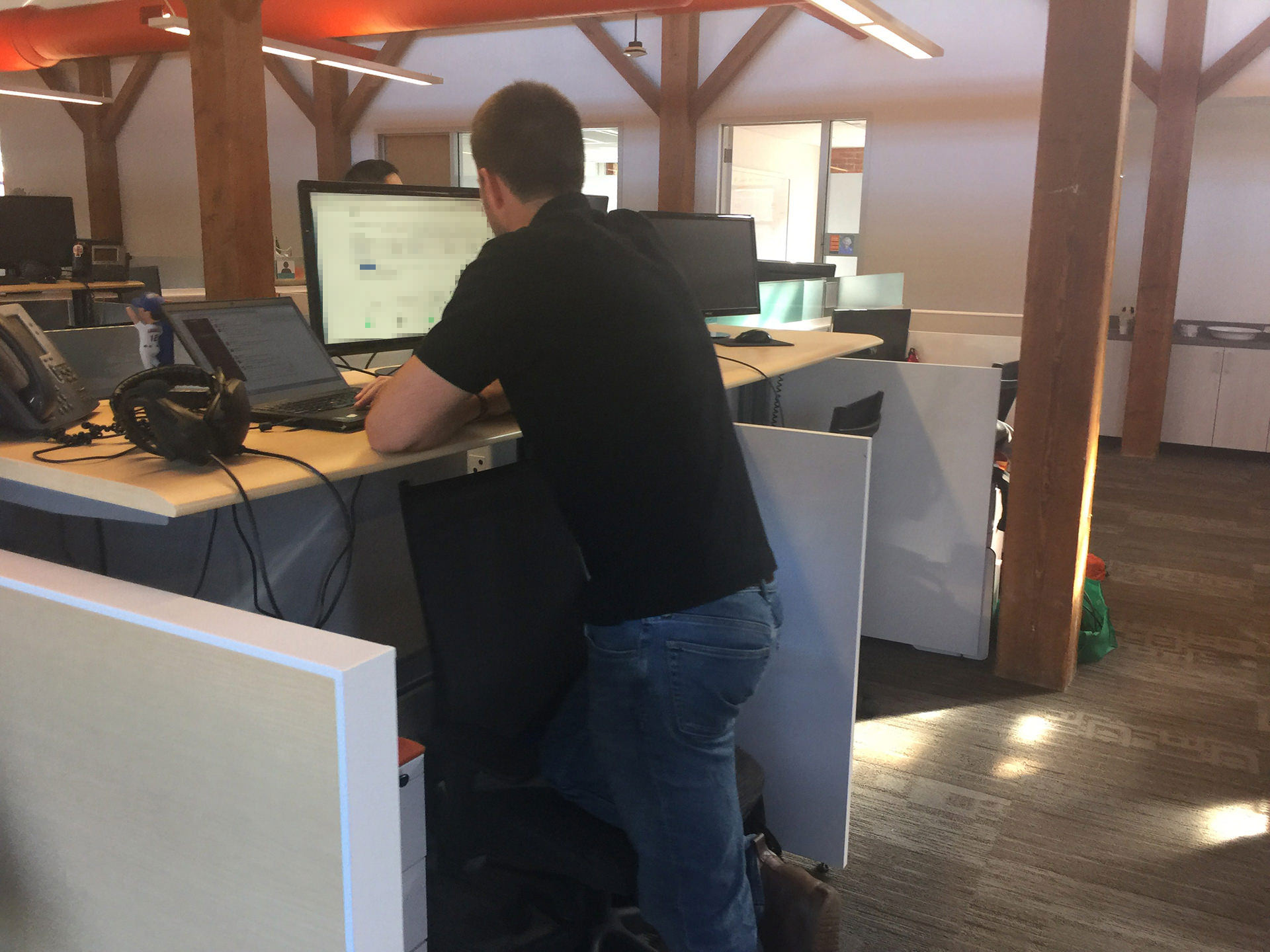 立ちながら仕事する社員