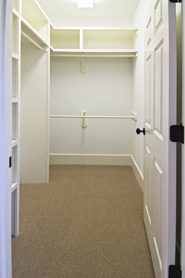 photodune-5003974-large-empty-walk-in-closet-s