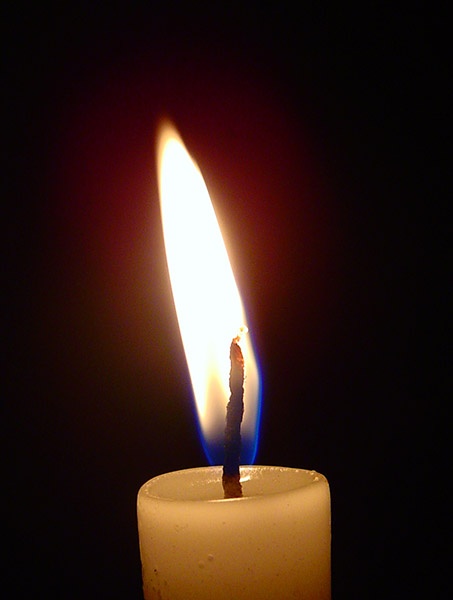 lit-candle-in-the-dark celebrating holiday with candle