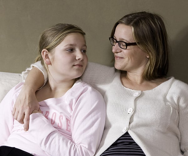 girl-with-mom