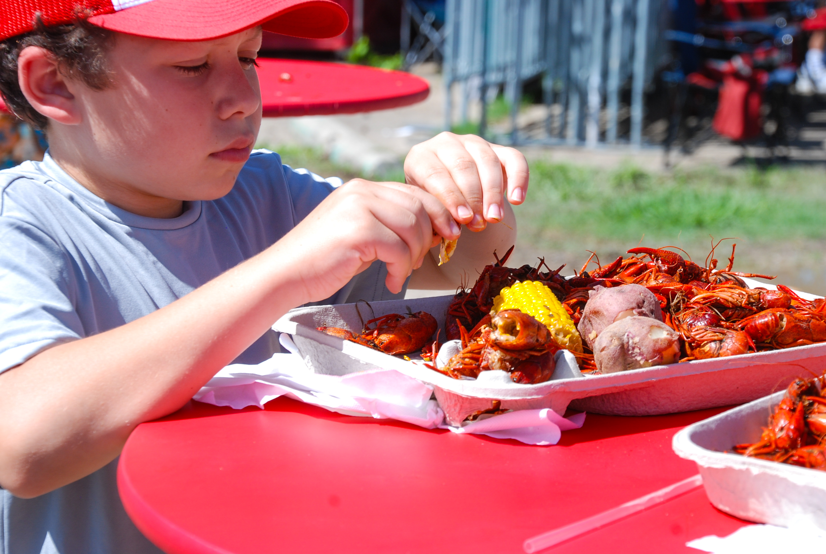 Deanies_Seafood_Pinch_A_Palooza_Festival_how_to_eat_boiled_crawfish