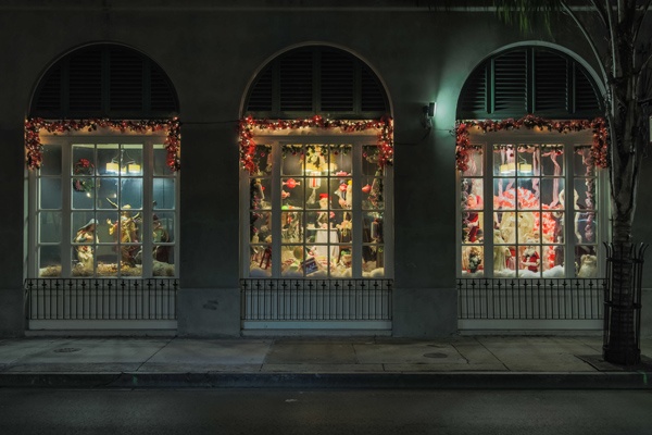 Deanies_Seafood_French_Quarter_holiday_window_displays..jpg