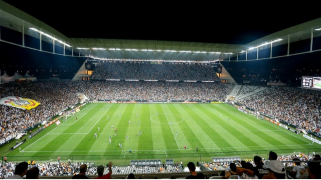 Virada corintiana mancha festa do Atlético em jogo-teste da Arena