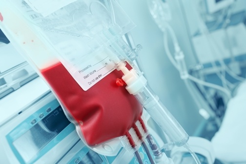 Blood_for_transfusion_on_a_background_of_hardware