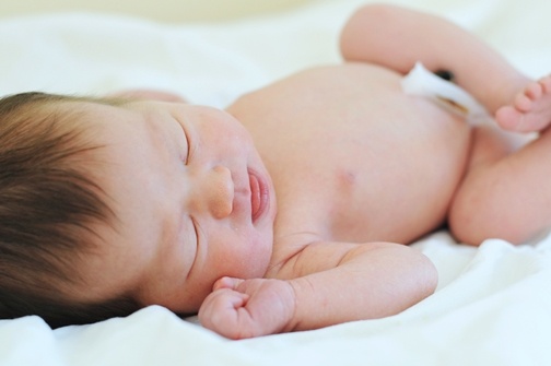 Newborn_baby_with_umbilical_cord_sleeping-1