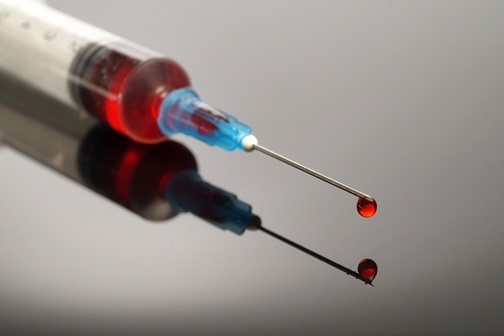 Syringe_with_red_drop
