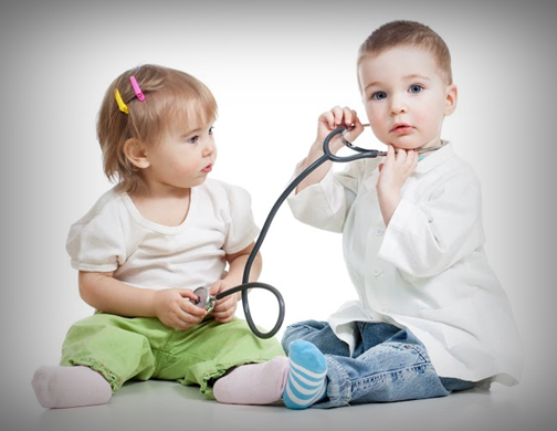 twins-playing-with-stethoscope
