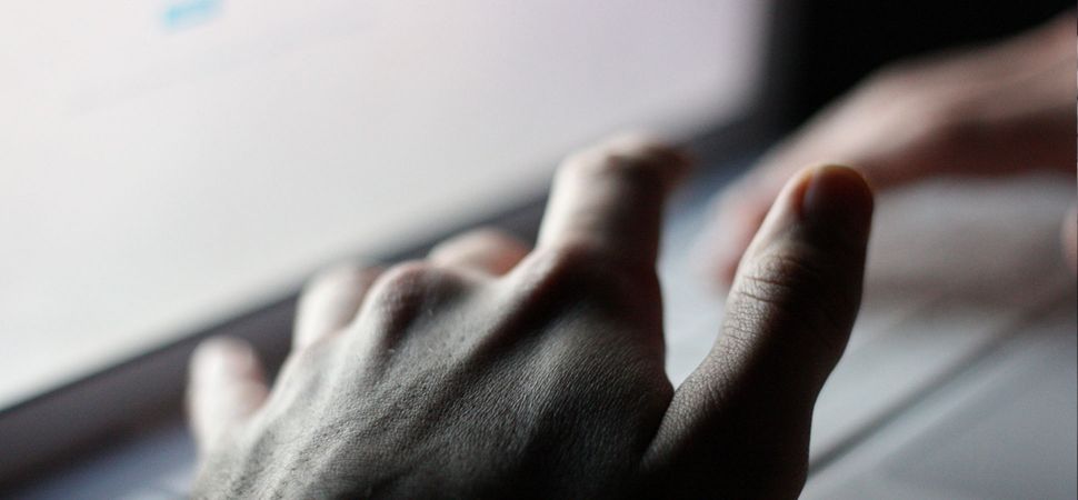 laptop-hands-1940x900_28320