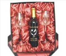 engraved_wine_bottle_giftset_with_glasses