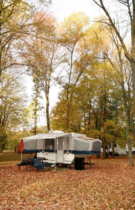 Pop-up_camper_in_fall.jpg