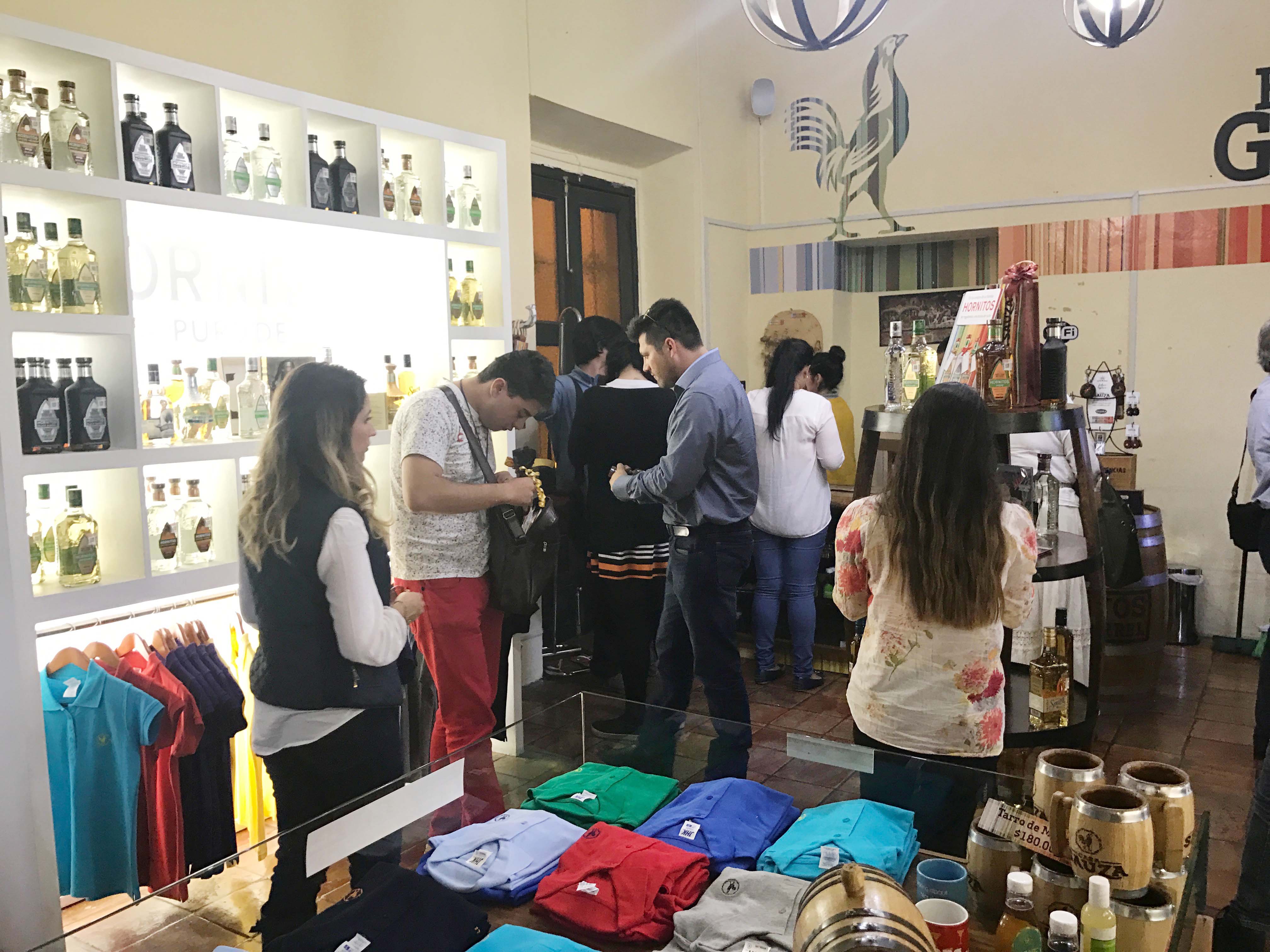 Los productos más buscados en la tienda de souvenirs de Sauza