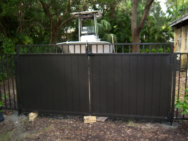 On The Fence Differences Between Aluminum And Vinyl Fence Enclsoures Hurricane Fence