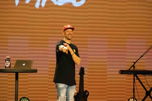 Zane Black speaking at Dare 2 Share LIVE 2021
