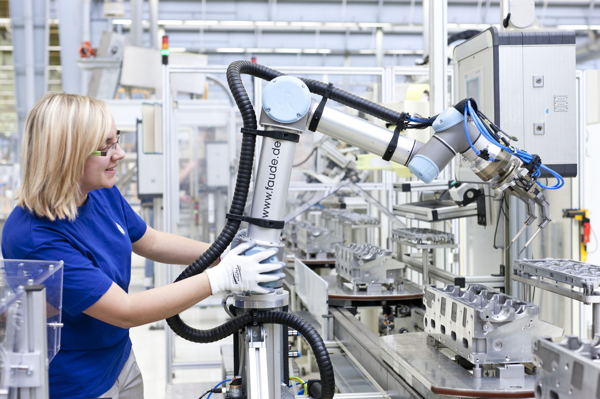 eksplicit indhold Optage Universal Robots Release their New Generation of Collaborative Robots