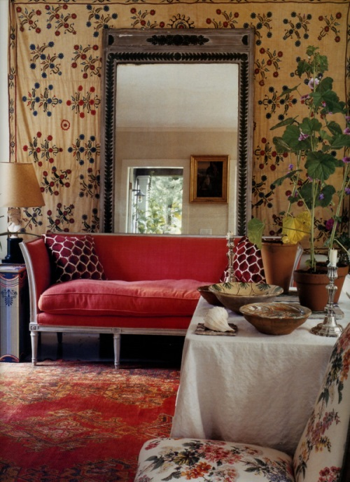Welcome Guests in Style: 4 Holiday Interiors with Red Rugs