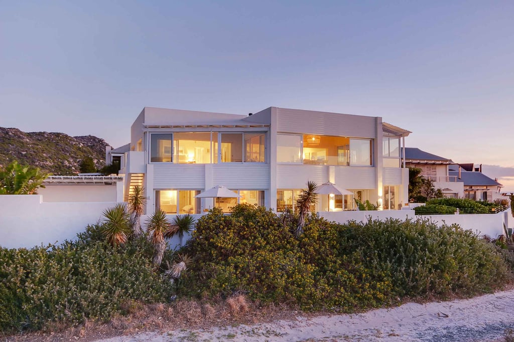 This contemporary retreat on South Africa’s Western Cape has an unrivaled beachfront location and plenty of spaces to entertain guests while watching the sunset over Table Mountain and the Atlantic Ocean. This contemporary retreat on South Africa’s Western Cape has an unrivaled beachfront location and plenty of spaces to entertain guests while watching the sunset over Table Mountain and the Atlantic Ocean.
