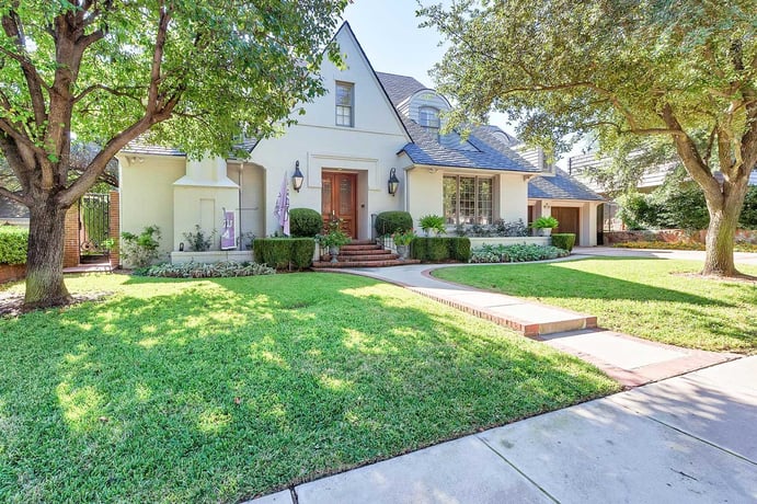 <b>Fort Worth, Texas</b><br/><i>5 Bedrooms, 4,909 sq. ft.</i><br/>Monticello manse with pool <b>Fort Worth, Texas</b><br/><i>5 Bedrooms, 4,909 sq. ft.</i><br/>Monticello manse with pool