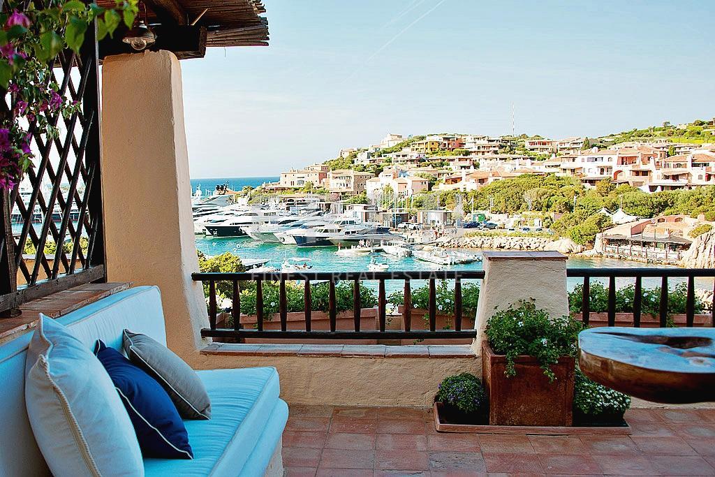 Rustic intimacy characterizes this Porto Cervo penthouse that welcomes in the Sardinian shoreline.