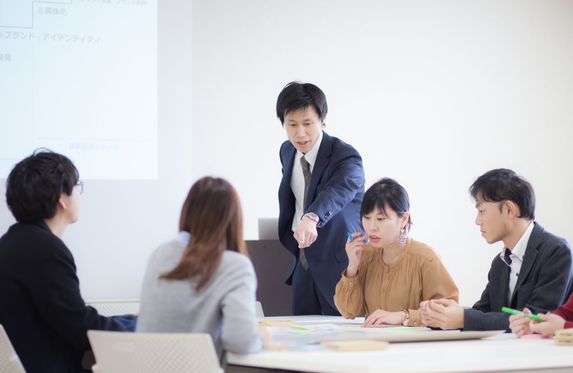 シュンビン_検討会風景_小林さん_1